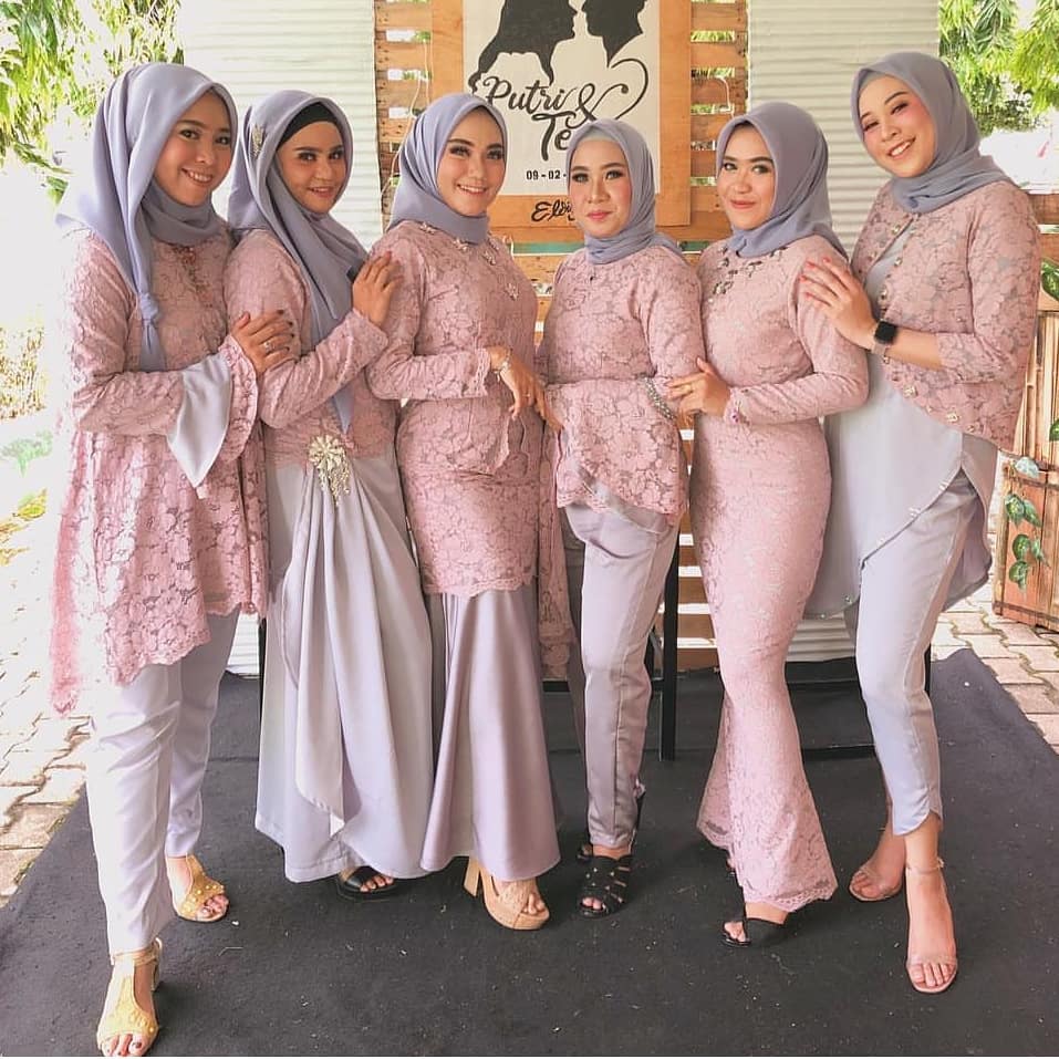 Brokat Pink: Warna yang Cocok Dipadukan dengan Jilbab Apa?