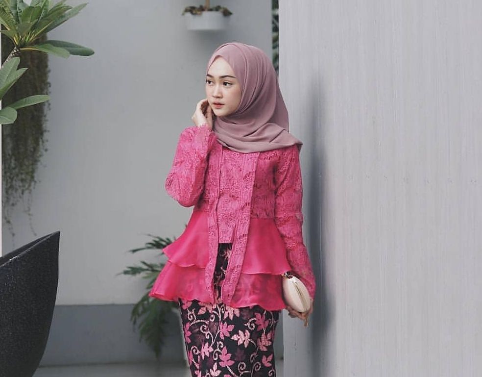 Jilbab Warna Merah Untuk Tampilan Brokat Pink Yang Berani