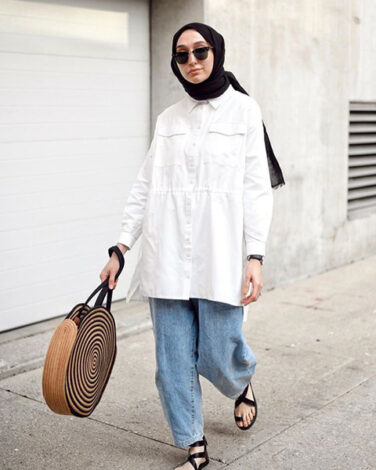 contoh OOTD kemeja putih dan jeans hijab