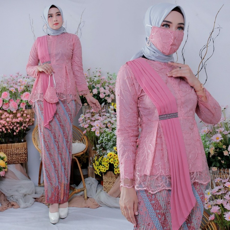 Kombinasi Brokat Pink Dan Jilbab Warna Hijau Untuk Tampilan Yang Segar