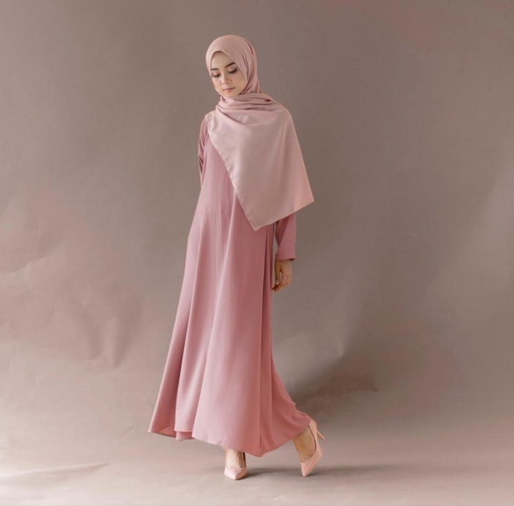 jilbab warna nude cocok dengan baju warna pink