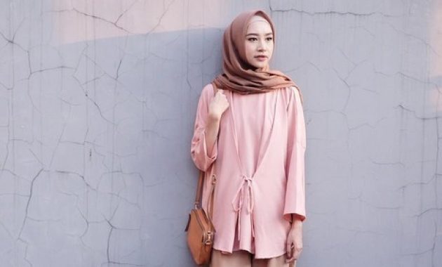 Wanita Indonesia mengenakan gaun panjang dusty pink dan pasmina coklat muda
