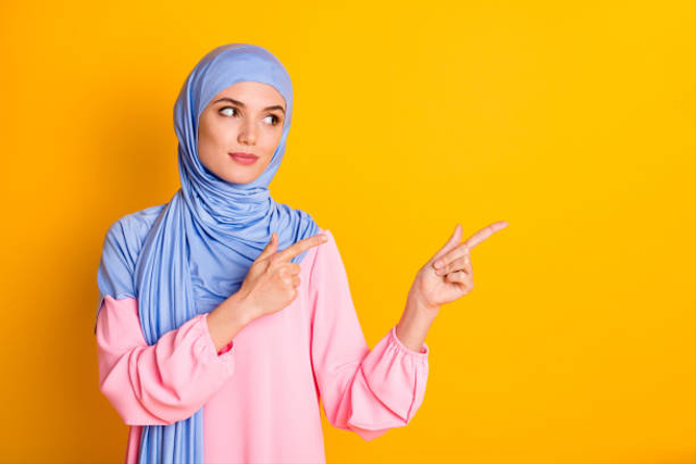 Wanita Kaukasia mengenakan jilbab biru muda di atas kemeja pink, warna jilbab yang cocok dengan baju pink
