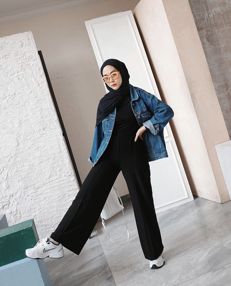 OOTD Jaket Jeans dan Hijab dengan Jumpsuit