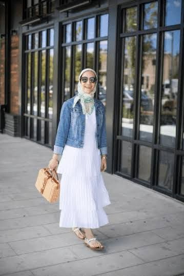 OOTD Jaket Jeans dan Hijab dengan Skirt Midi