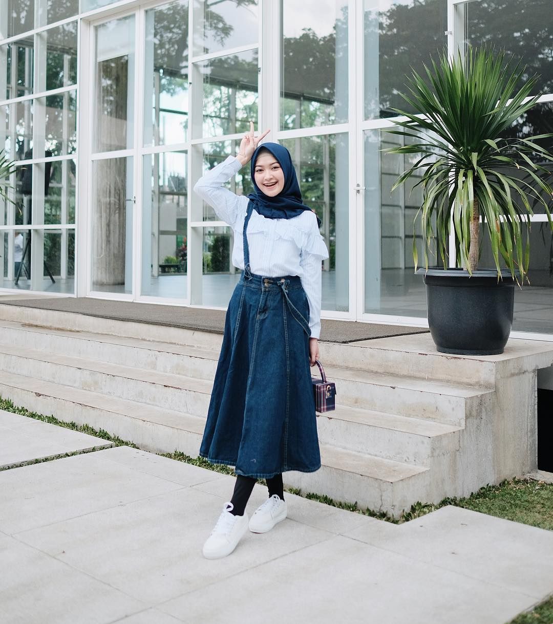 OOTD Jaket Jeans Crop Hijab dengan Rok Midi