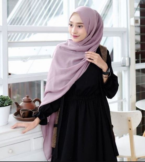 Dress Hitam dengan Hijab Warna Kontras