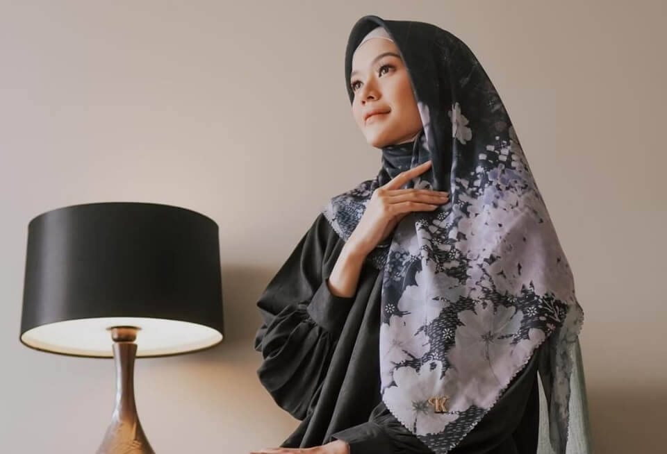 Blouse Hitam dengan Hijab Berpola