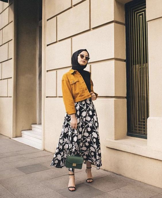 OOTD Jaket Jeans Crop Hijab dengan Midi Dress