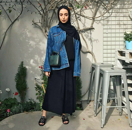 OOTD Jaket Jeans dan Hijab dengan Maxi Dress
