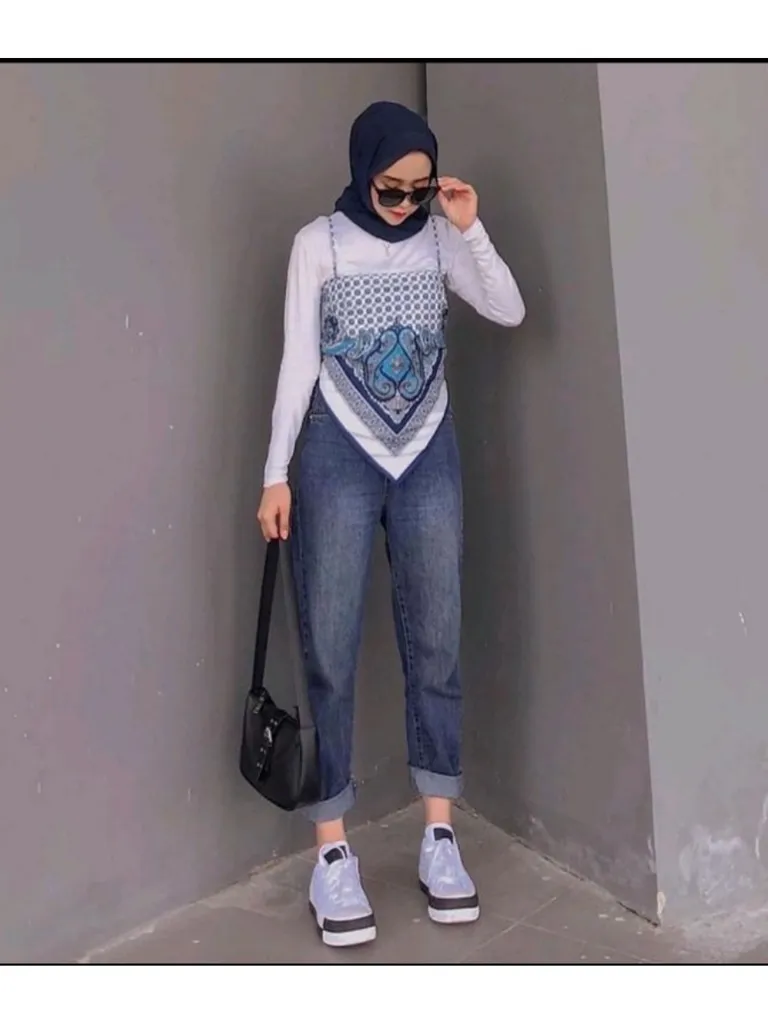 Tanktop Denim dengan Hijab Warna Netral