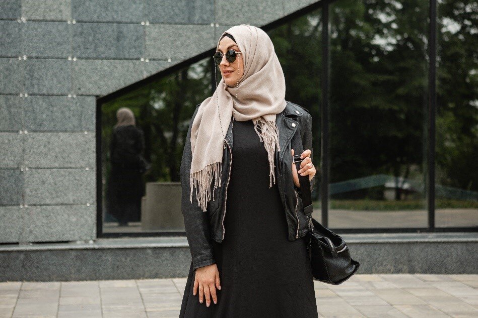 Jaket Hitam dengan Hijab Warna Cerah